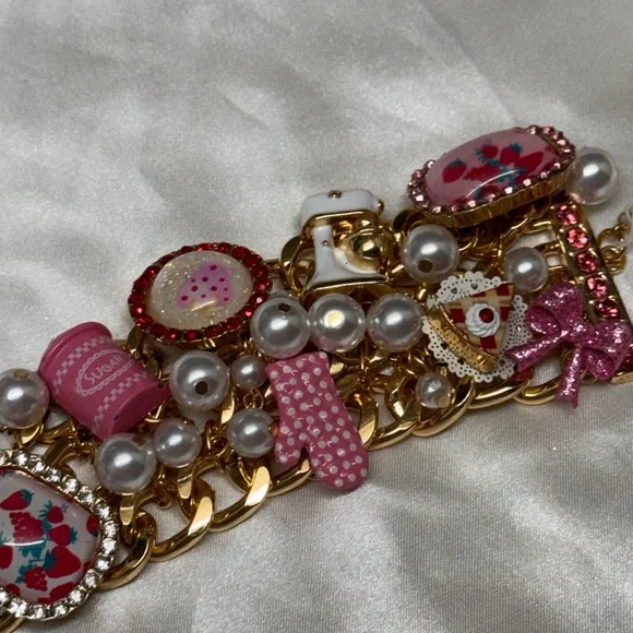 NWT 🧁🍰Betsey Johnson Sweet Bakery Charm Toggle Bracelet - Picture 6 of 12